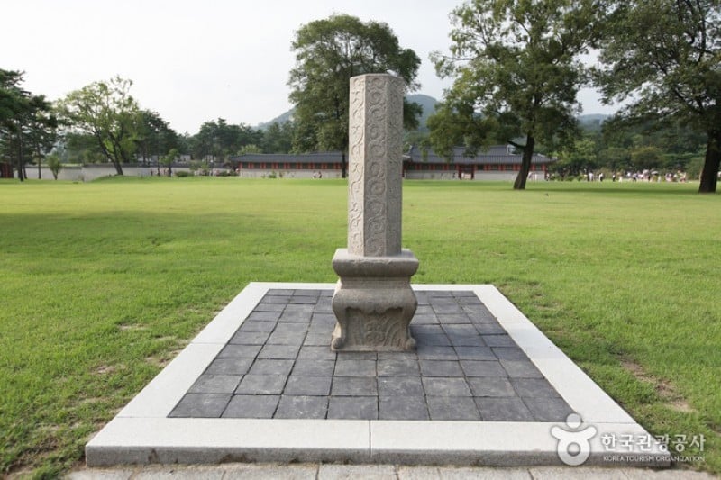 Gyeongbokgung Palace (Taegukgi-gil) (1/20)