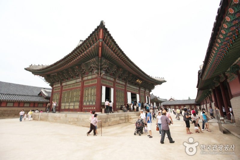 Gyeongbokgung Palace (Taegukgi-gil) (2/20)