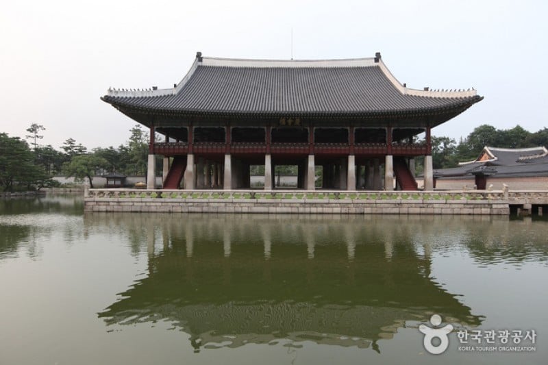 Gyeongbokgung Palace (Taegukgi-gil) (6/20)