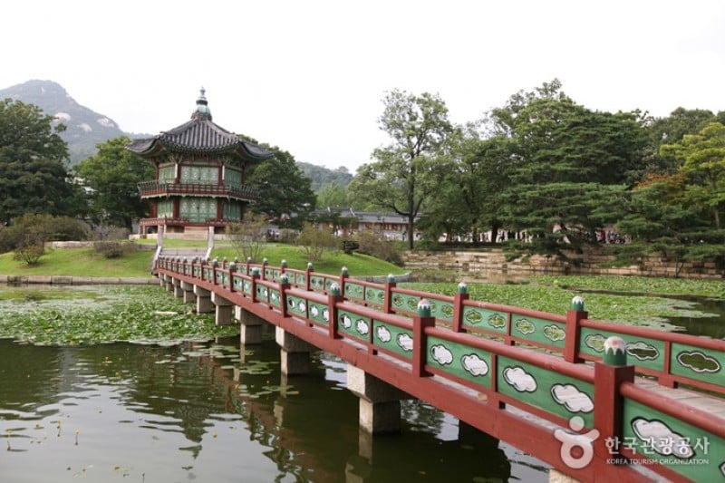 Gyeongbokgung Palace (Taegukgi-gil) (7/20)