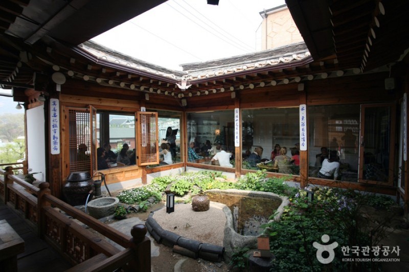 Bukchon Hanok Village (3/25)