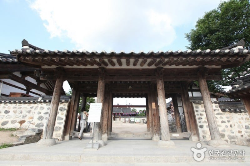 Namsangol Hanok Village  (1/31)