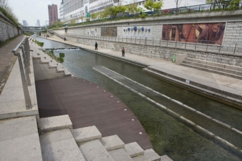 Cheonggyecheon Stream & Cheonggye Plaza (4/17)