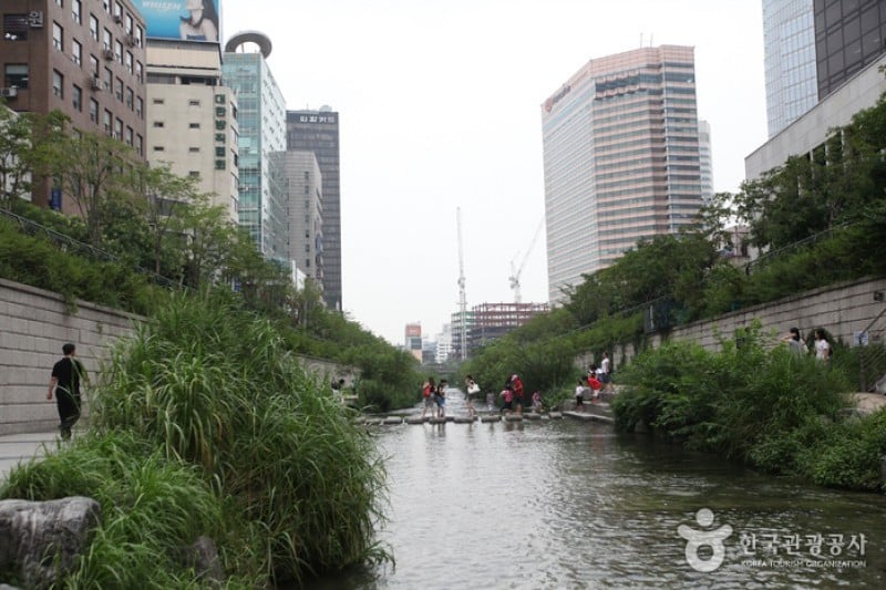 Cheonggyecheon Stream & Cheonggye Plaza (8/17)