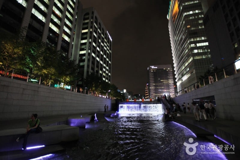 Cheonggyecheon Stream & Cheonggye Plaza (12/17)