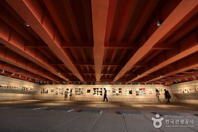 Cheonggyecheon Stream & Cheonggye Plaza (13/17)