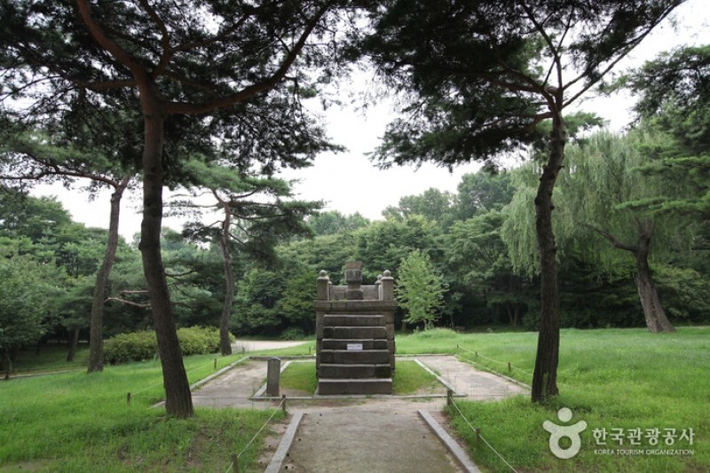 Changgyeonggung Palace (5/32)