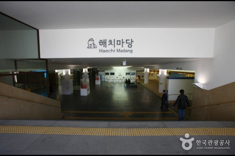 Gwanghwamun Square (1/43)