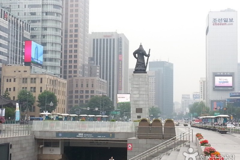 Gwanghwamun Square (14/43)