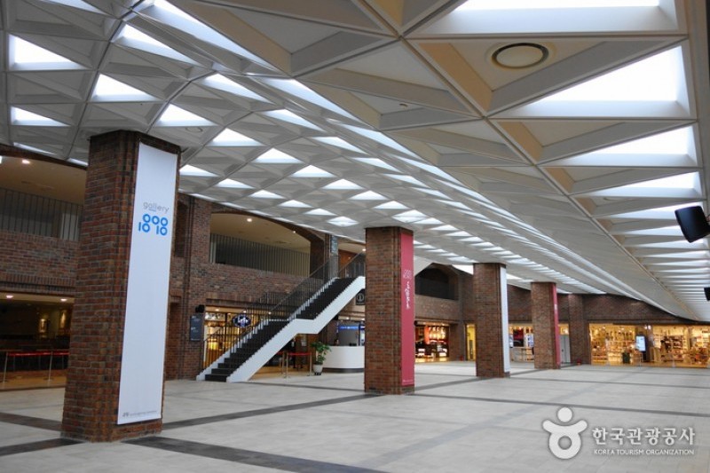 Myeong-dong Cathedral (11/11)