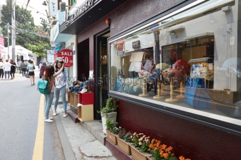 Samcheongdong-gil Road (1/38)