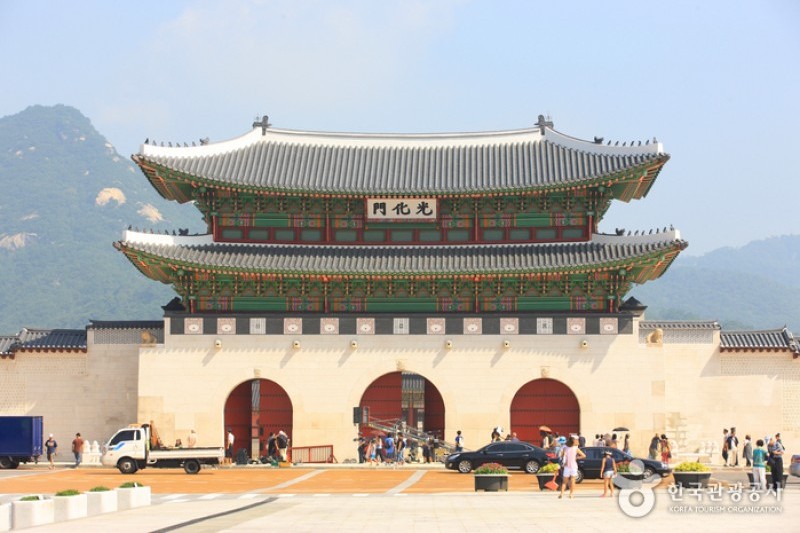 Gwanghwamun Gate (2/17)