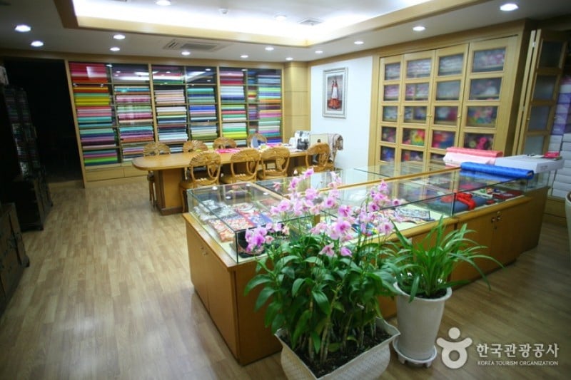 leerheeza Hanbok Museum  (2/13)