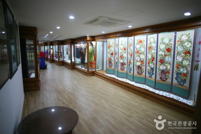 leerheeza Hanbok Museum  (6/13)