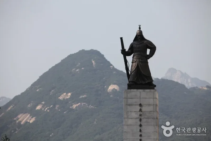 Statue of Admiral Yi Sun-Shin  (1/9)