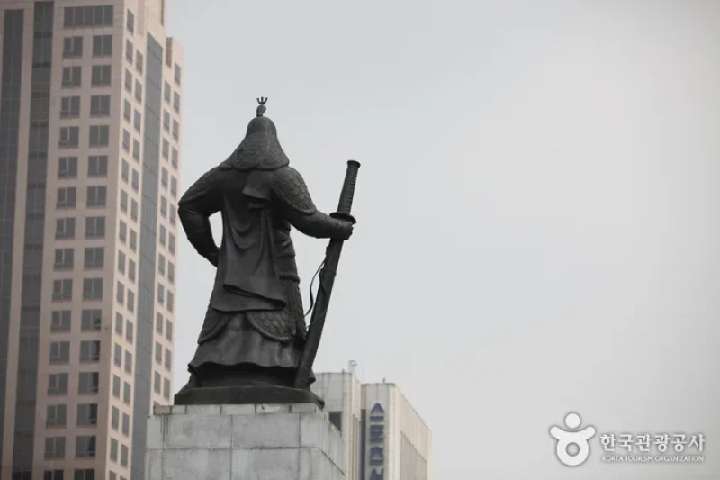 Statue of Admiral Yi Sun-Shin  (2/9)