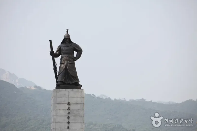 Statue of Admiral Yi Sun-Shin  (3/9)