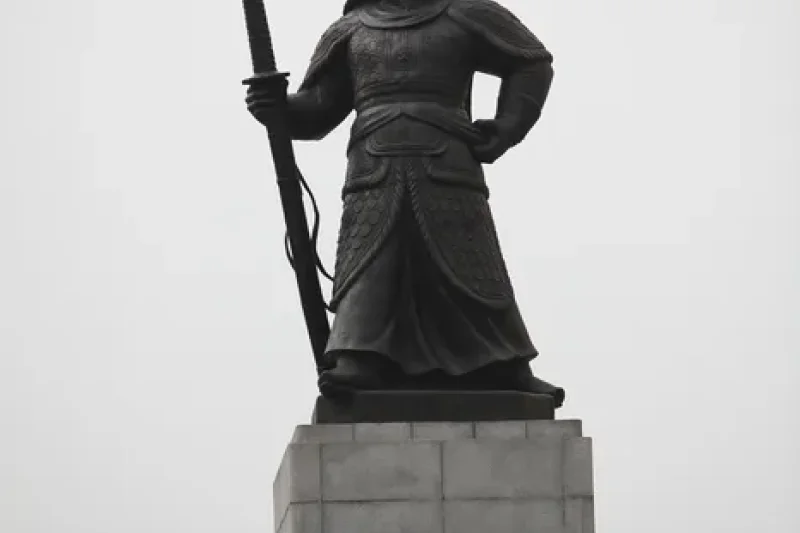 Statue of Admiral Yi Sun-Shin  (4/9)