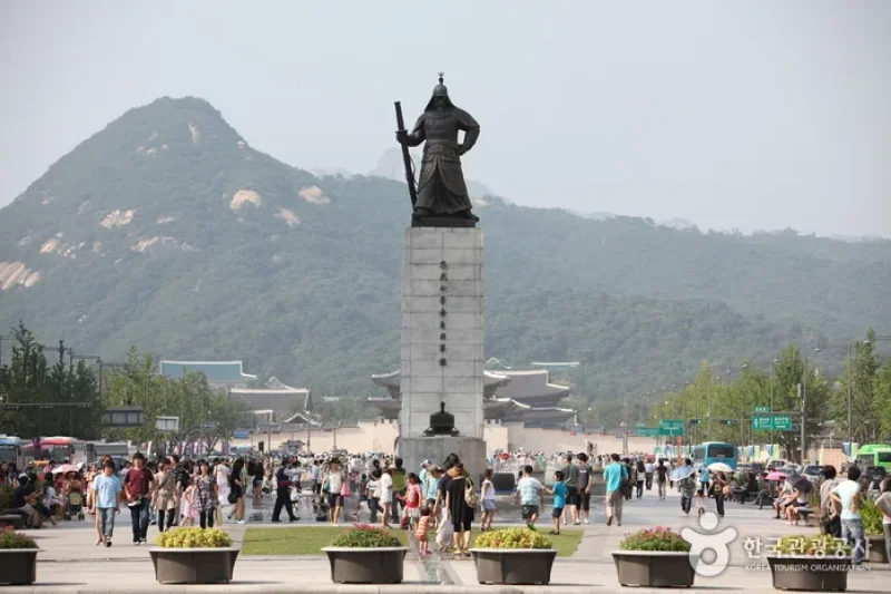 Statue of Admiral Yi Sun-Shin  (5/9)