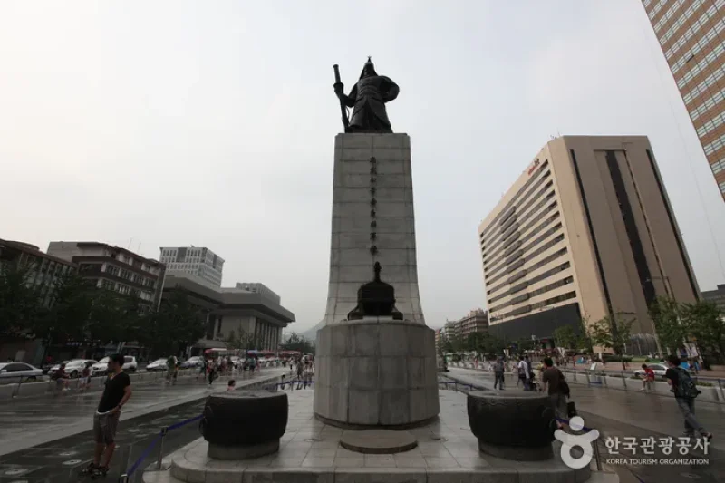 Statue of Admiral Yi Sun-Shin  (6/9)