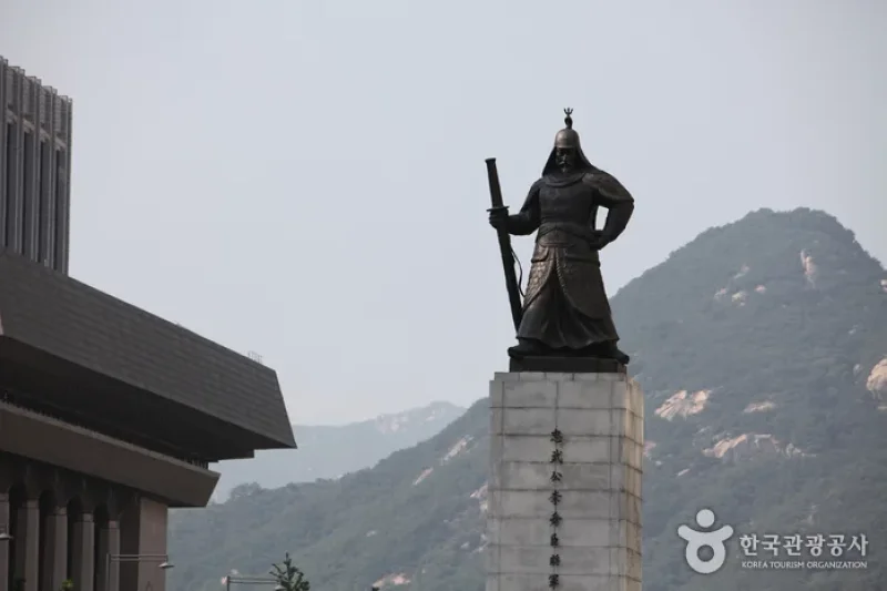 Statue of Admiral Yi Sun-Shin  (7/9)
