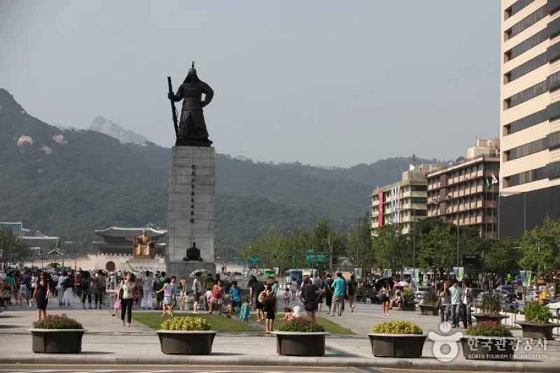 Statue of Admiral Yi Sun-Shin  (8/9)