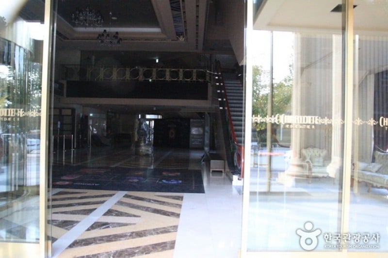 Charlotte Theater  (2/3)