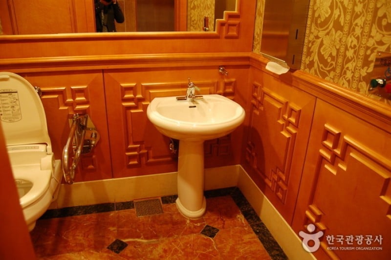 Imperial Palace Hotel  (3/18)