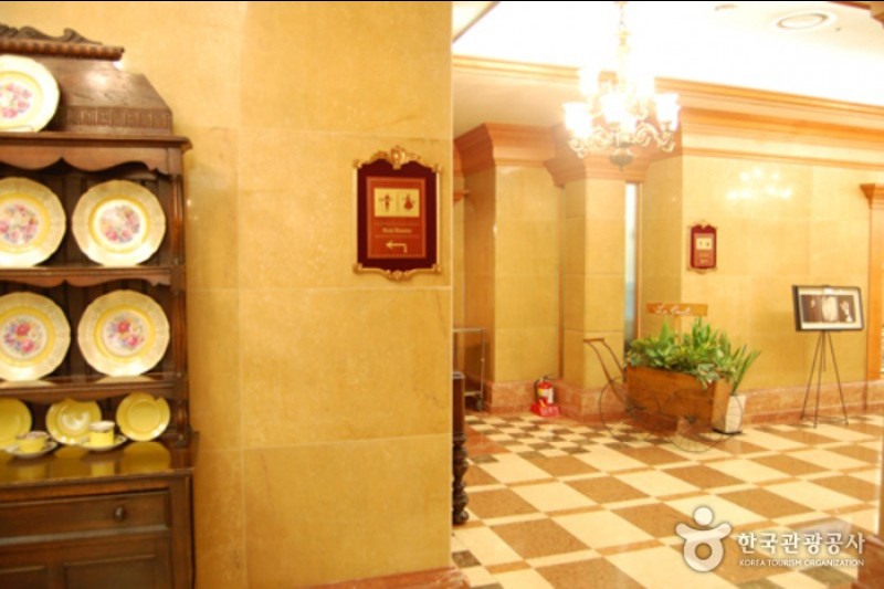 Imperial Palace Hotel  (11/18)