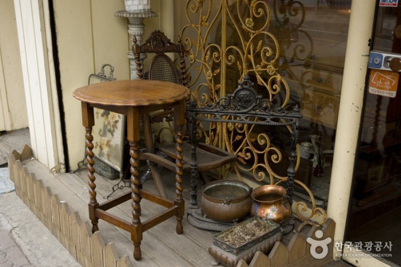 Itaewon Antique Furniture Street  (1/11)