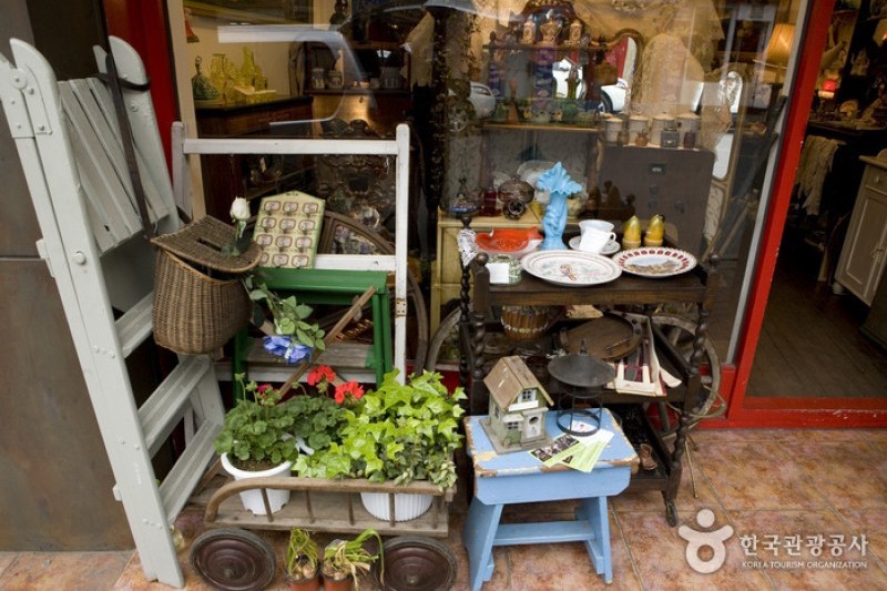 Itaewon Antique Furniture Street  (2/11)
