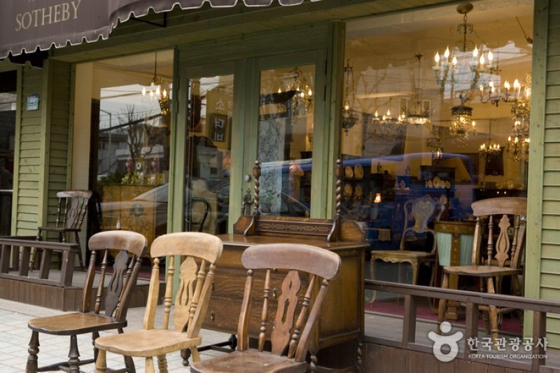 Itaewon Antique Furniture Street  (3/11)