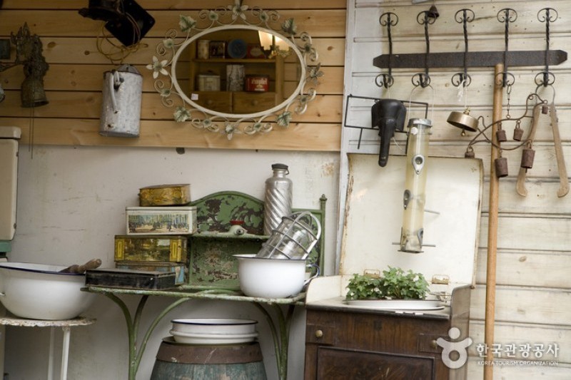 Itaewon Antique Furniture Street  (4/11)