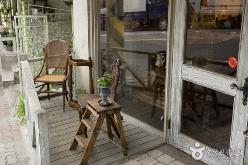 Itaewon Antique Furniture Street  (5/11)