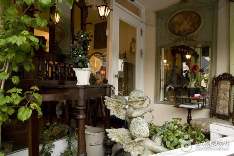 Itaewon Antique Furniture Street  (6/11)