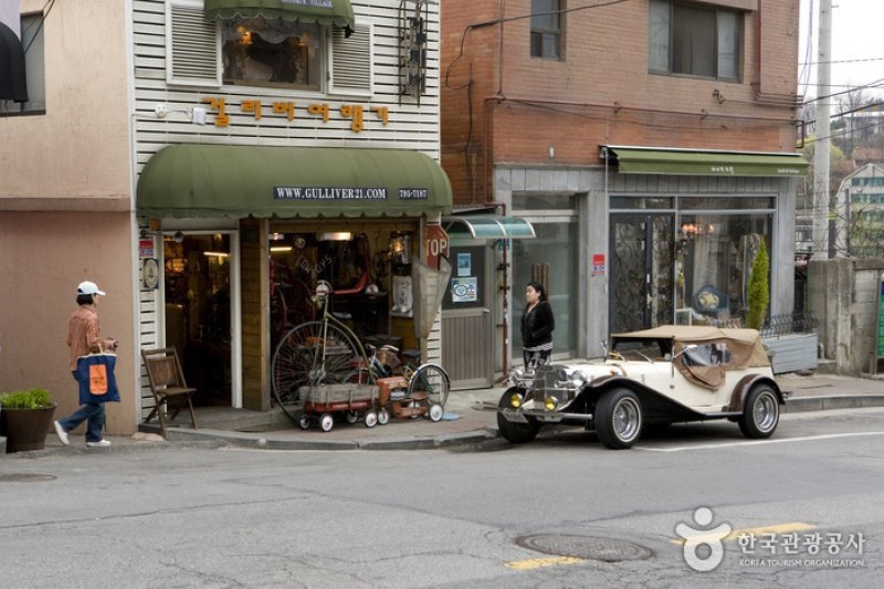 Itaewon Antique Furniture Street  (7/11)