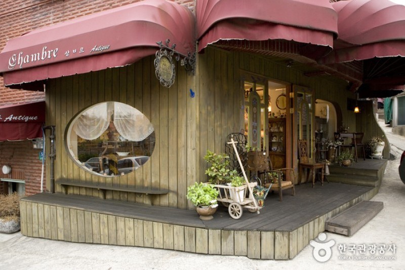 Itaewon Antique Furniture Street  (8/11)