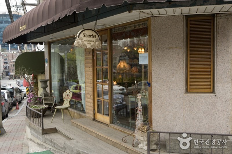 Itaewon Antique Furniture Street  (9/11)