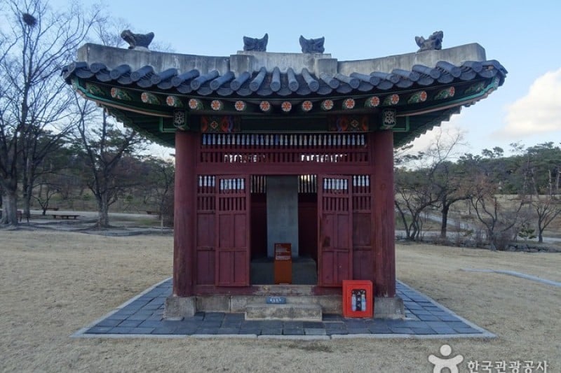 Uireung Royal Tomb [UNESCO World Heritage]  (1/4)