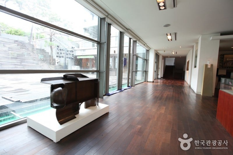 Gana Art Gallery  (3/8)