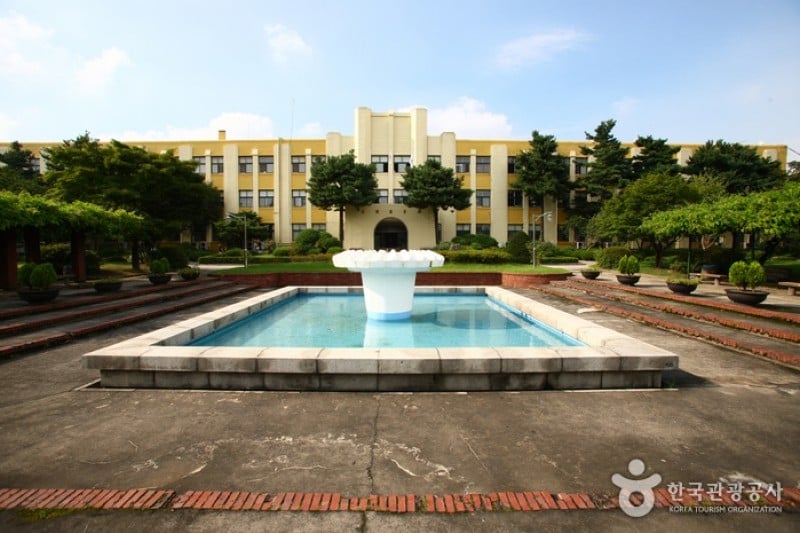 Jeongdok Library  (1/8)