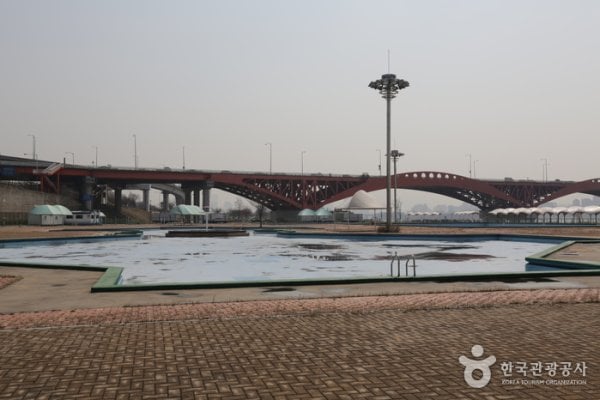 Outdoor Swimming Pools in Mangwon Hangang Park