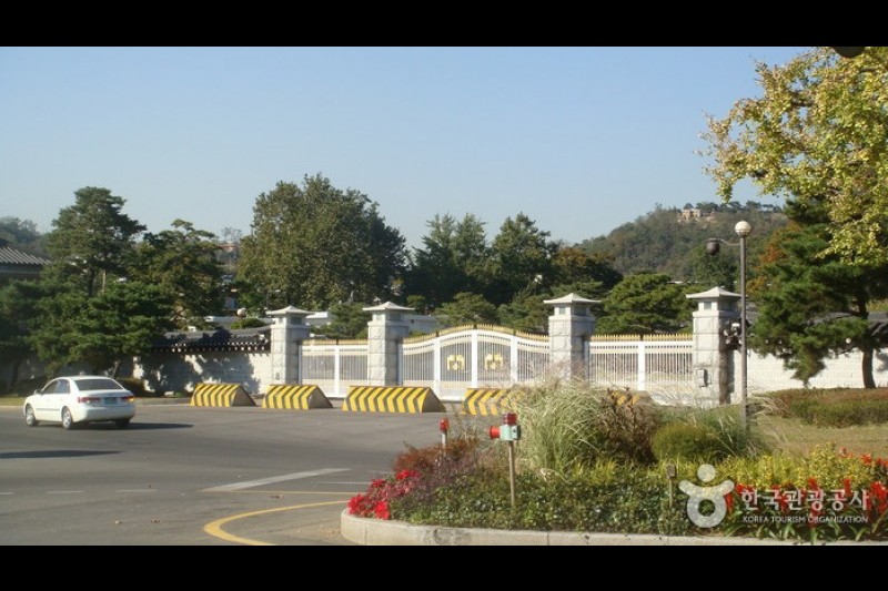 The Street in front of the Cheongwadae  (11/13)