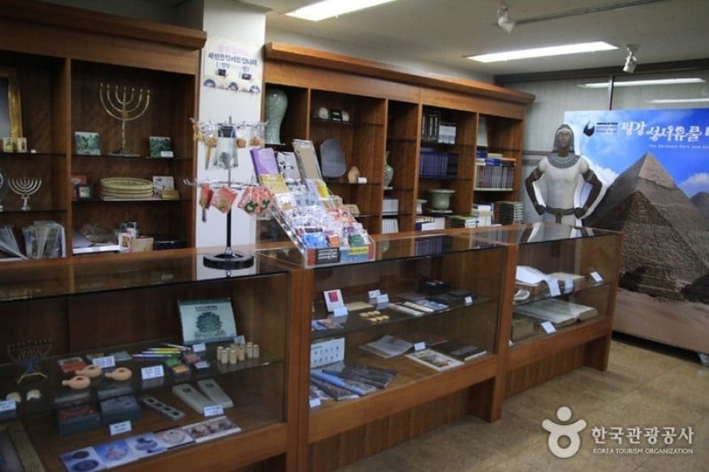 Abraham &amp; Kenneth Vine Collection Archeological Museum  (2/4)