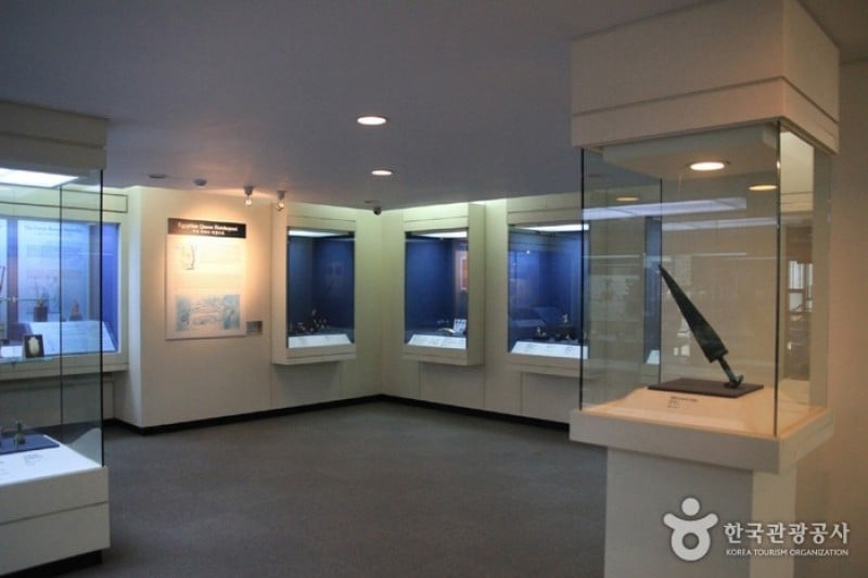 Abraham &amp; Kenneth Vine Collection Archeological Museum  (3/4)