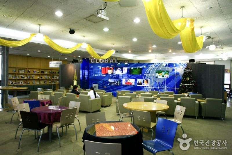 Yonsei University’s Global Lounge (2/5)
