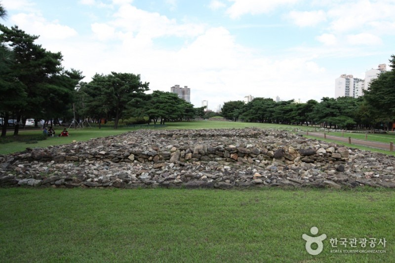 Seoul Seokchon-dong Ancient Tombs  (6/18)