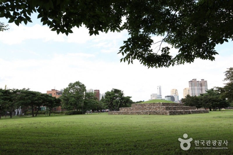 Seoul Seokchon-dong Ancient Tombs  (7/18)