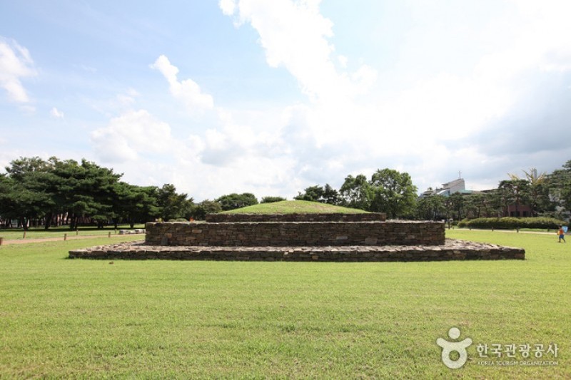 Seoul Seokchon-dong Ancient Tombs  (8/18)