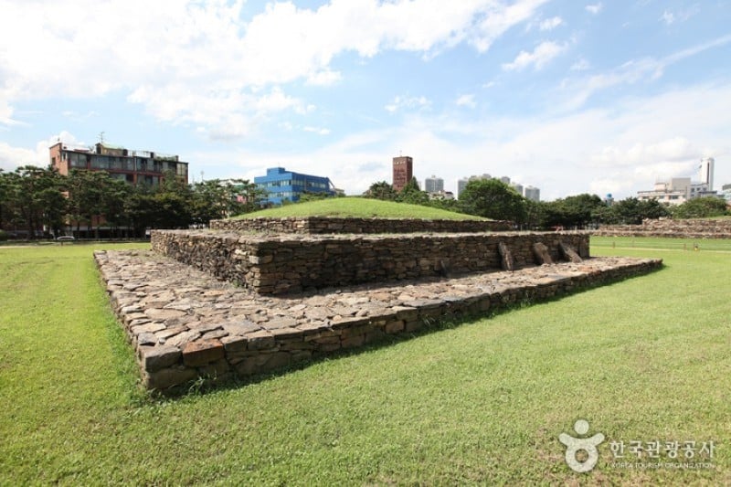 Seoul Seokchon-dong Ancient Tombs  (9/18)